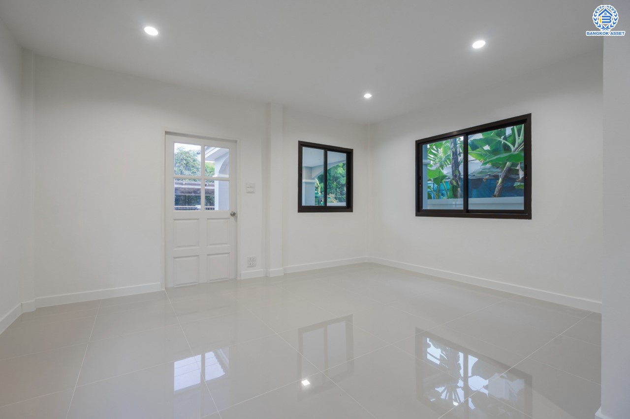 บ้านมือสองตกแต่งใหม่ ม.เศรณีลากูน วัดลาดปลาดุก ตอบโจทย์ทุกการใช้ชีวิต เนื้อที่ 50 ตร.ว. ฟังก์ชัน 3 ห้องนอน 3 ห้องน้ำ ทำเลเดินทางง่าย สะดวกสบายใกล้รถไฟฟ้าสายสีม่วง "สถานีคลองบางไผ่", ทางด่วน "กาญจนาภิเษก" และห้างสรรพสินค้าเซ็นทรัลเวสต์เกต